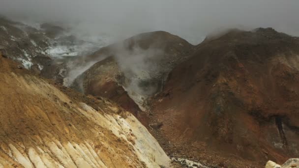 Cours d’eau de la fonte des glaciers sur le volcan Mutnovsky séquences vidéo — Video