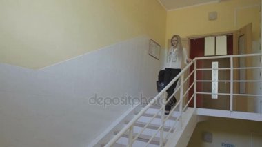 Güzel genç iş kadını mutlu bir şekilde merdivenlerden inip sonra iş stok görüntüleri video