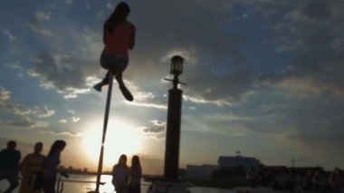 Odak stok görüntüleri video dışarı Sunset'teki sokak Pole dance