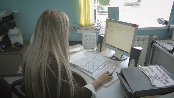 Bela jovem mulher de negócios trabalhando no computador no escritório imagens de vídeo — Vídeo de Stock