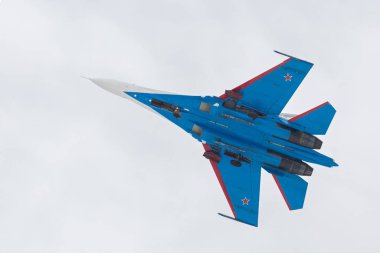 Savaşçı Sukhoi Su-27 airshow Rus Knights içinde.