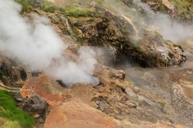 Bolshoy büyük Şofben Geysers vadi içinde.