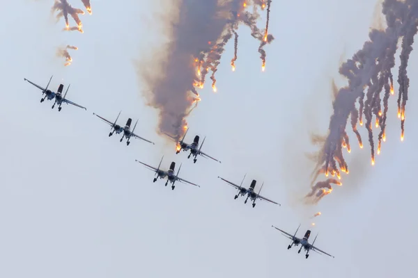 Sukhoi СУ-27 літаки військово-повітряних сил Росії виконувати вищий пілотаж в російських лицарів на авіашоу — стокове фото