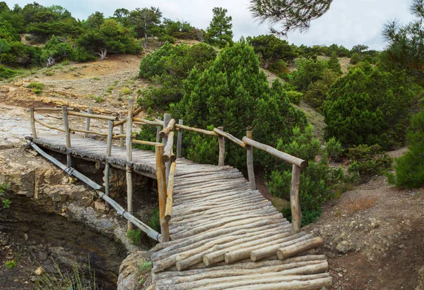 Ponte de madeira na Trilha Golitsyn - Caminho do Falcão um caminho de montanha esculpida ao lado de Koba-Kaya. República da Crimeia — Fotografia de Stock