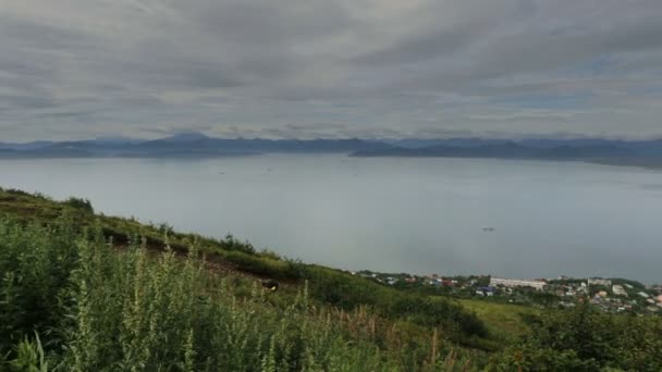 Bahía de Avacha y Petropavlovsk Kamchatsky archivo de vídeo — Vídeos de Stock