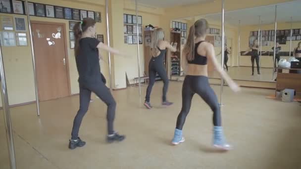 Menina bonita fazendo treino em estúdio de dança imagens de vídeo — Vídeo de Stock