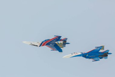 Savaşçı Sukhoi Su-27 Rus Şovalyelerinde akrobasi gösterisi yapıyor..