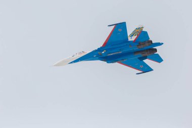 Savaşçı Sukhoi Su-27 airshow Rus Knights içinde.