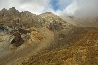 Mutnovsky volkanı bulutlarla kaplı güzel yamaçlar..