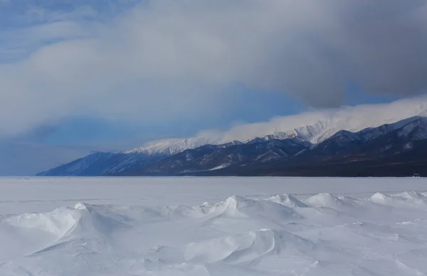 Snowy Beach i Bajkalsjön och Helige näsa halvön. — Stockfoto