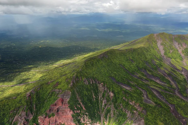 Chráněné krajinné oblasti Kronocká sopka na poloostrově Kamčatka. Pohled z vrtulníku. — Stock fotografie