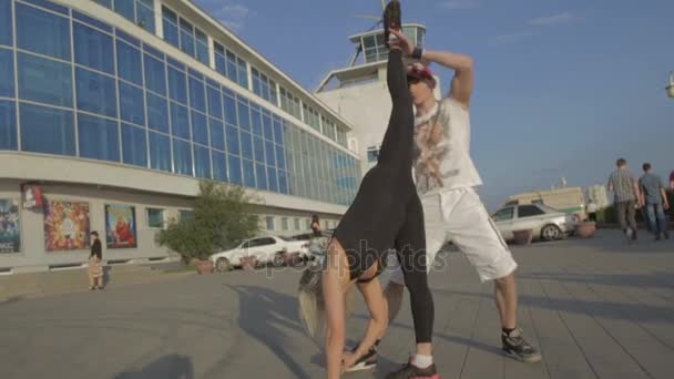 Mädchen und Männer tanzen Streifen Plastik auf Street Stock Footage -Video — Stockvideo