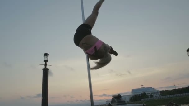 Street Pole danza en la puesta del sol material de archivo de vídeo — Vídeos de Stock