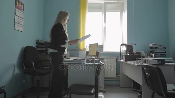 Hermosa joven mujer de negocios haciendo ejercicio gimnástico en la oficina material de archivo de vídeo — Vídeos de Stock