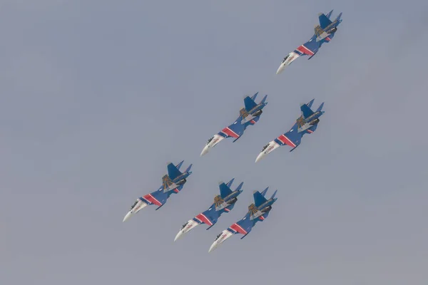 Chasseur Sukhoi Su-27 spectacle de voltige lors d'un spectacle aérien Chevaliers Russes. — Photo