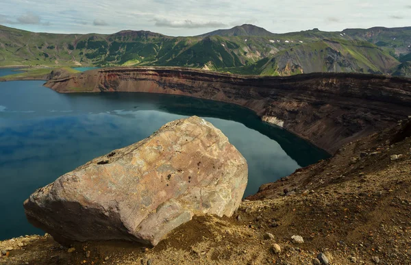 Jezero v sopce Caldera Ksudach. Jižní Kamčatka Přírodní park. — Stock fotografie