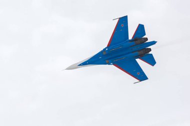 Savaşçı Sukhoi Su-27 airshow Rus Knights içinde.