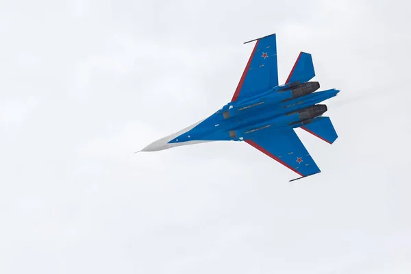 Fighter Sukhoi Su-27 i airshow ryska Knights. — Stockfoto