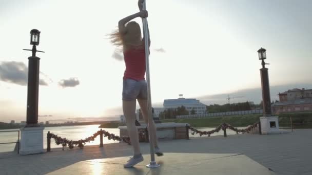 Street Pole dance sul tramonto stock filmato video — Video Stock