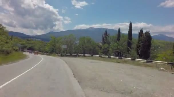 Autotravel nyári Dél Crimea. A jaltai város áthaladó közúti. — Stock videók