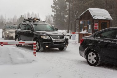 Bant genişliği yol giriş Trans-Baykal Gölü Milli Parkı.