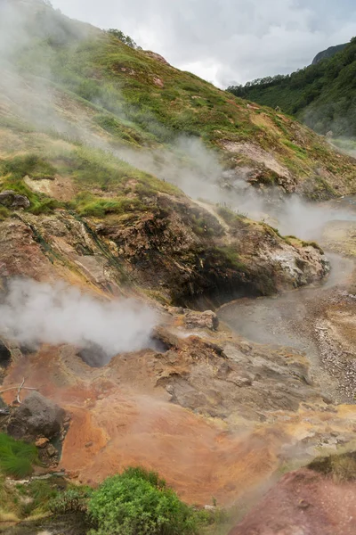 Bolshoy Big Geyser em Valley of Geysers . — Fotografia de Stock