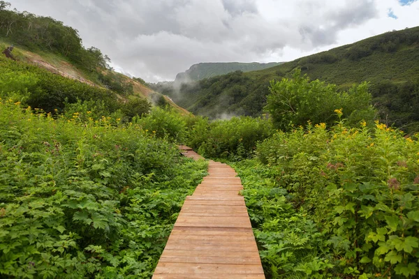 Sendero de madera en Valle de los Géiseres . — Foto de Stock