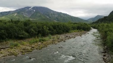 Volkanlar arasında buzul Nehri.