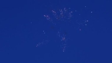 Mavi gökyüzü arka plan üzerinde güzel havai fişek.