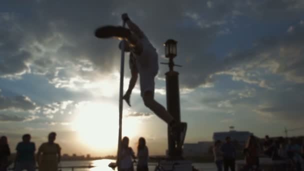 Utcai Pole dance a sunset kívül összpontosít stock footage video — Stock videók