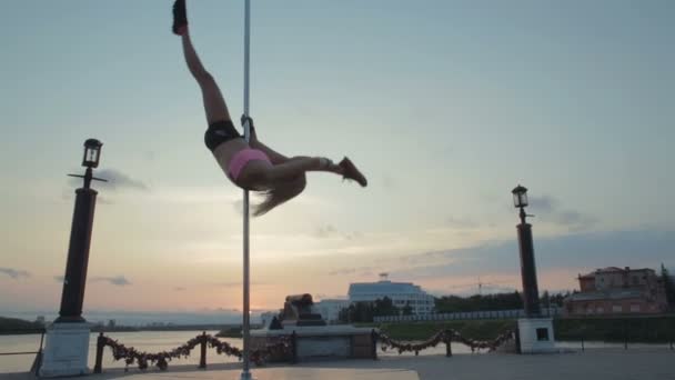 Gün batımı stok görüntüleri video üzerinde sokak Pole dance — Stok video