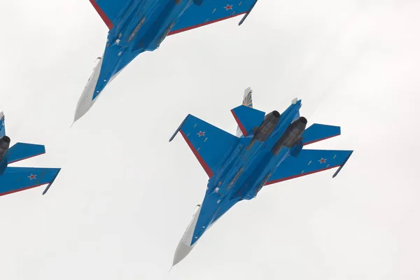 Fighter Sukhoi Su-27 i airshow ryska Knights. — Stockfoto