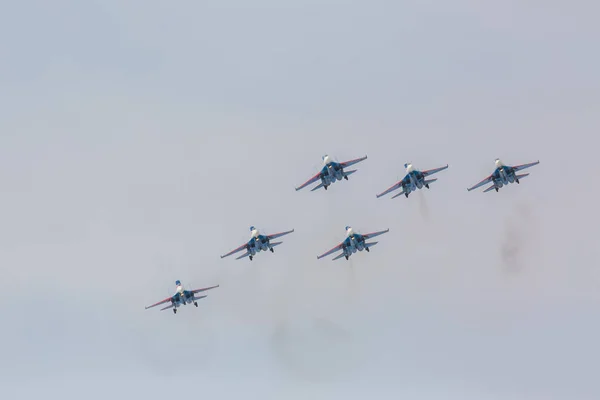 Fighter Sukhoi Su-27 visa aerobatik på en flygshow Russian Knights. — Stockfoto