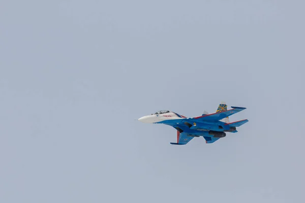 Винищувач Sukhoi СУ-27 у авіашоу російських лицарів. — стокове фото