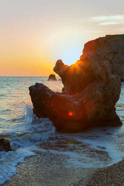 O sol nasce sobre o Mar de Azov na praia dos Generais. Karalar parque paisagístico regional na Crimeia . — Fotografia de Stock