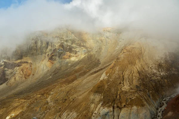 美丽的斜坡穆诺夫斯基火山笼罩在云彩中. — 图库照片