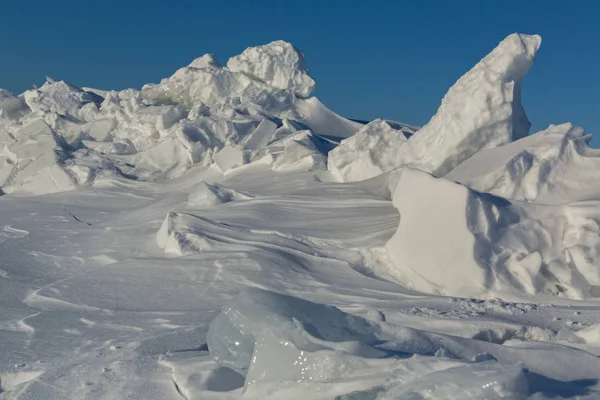 Gelo coberto de neve hummocks do Lago Baikal — Fotografia de Stock