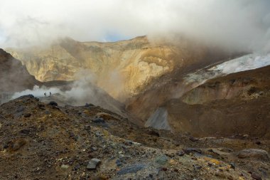 Kamçatka üzerinde aktif yanardağ Mutnovsky tırmanma.