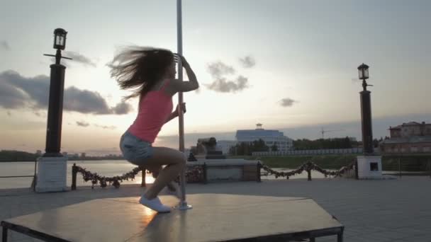 Street Pole danza en la puesta del sol material de archivo de vídeo — Vídeo de stock