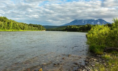 Zhupanova Nehri. Kamçatka Yarımadası 'ndaki Kronotsky Doğa Koruma Alanı.