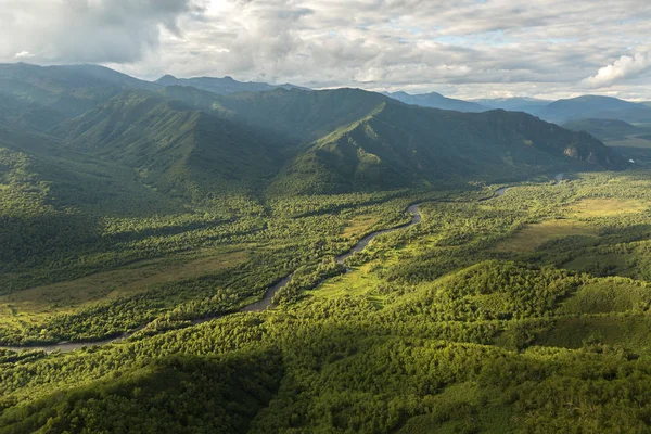 Reserva Natural Kronotsky en la península de Kamchatka. Vista desde el helicóptero . —  Fotos de Stock