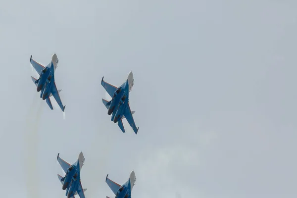 Fighter Sukhoi Su-27 visa aerobatik på en flygshow Russian Knights. — Stockfoto