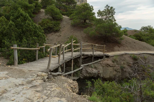 Houten brug over Trail Golitsyn - Falcon pad een berg weg gesneden aan zijkant van Koba-Kaya. Crimea — Stockfoto