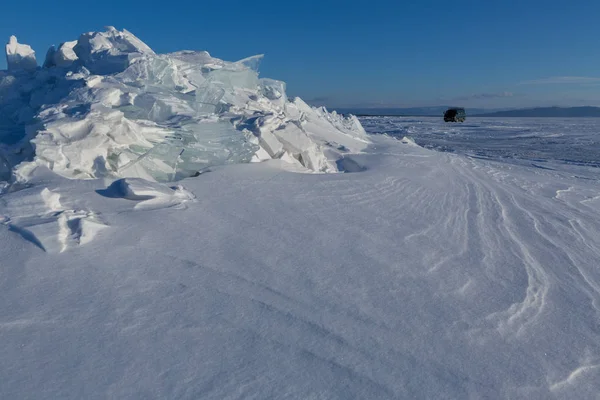 UAZ-452 nära snötäckt is ojämlikheter av Bajkalsjön — Stockfoto