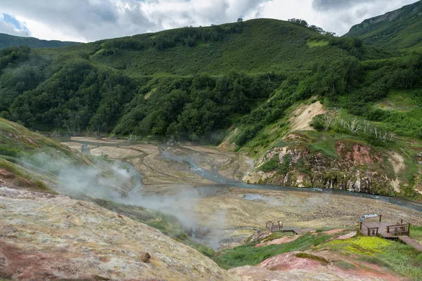 Alluvial slätt vid torkning Geysernoye sjö i dalen av gejsrar. — Stockfoto