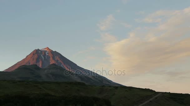 Movimiento de las nubes alrededor del volcán Vilyuchinsky material de archivo de vídeo — Vídeos de Stock