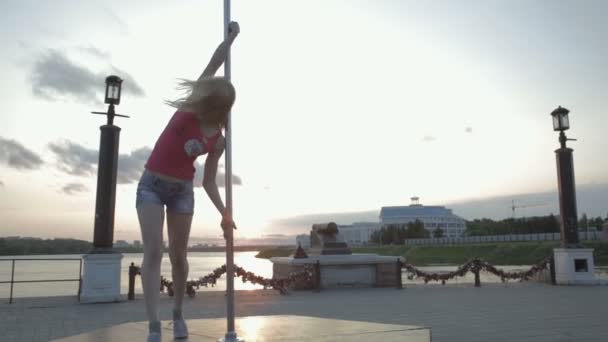 Street Pole danza en la puesta del sol material de archivo de vídeo — Vídeo de stock