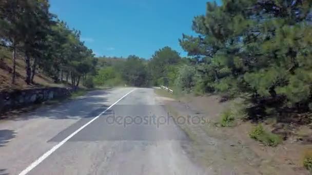 Autoviaje Verano al sur de Crimea. Hermosos caminos de montaña serpentina . — Vídeos de Stock