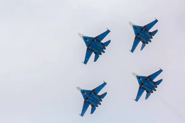 Fighter Sukhoi Su-27 visa aerobatik på en flygshow Russian Knights. — Stockfoto