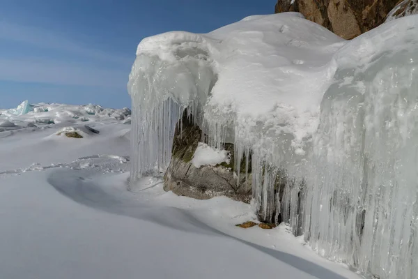 在岩石上的美丽冰柱。在贝加尔湖的冬景. — 图库照片